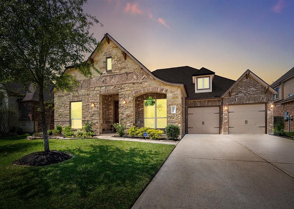 Welcome to 9822 Baluchi Drive in the GATED Legends section of Gleannloch Farms.