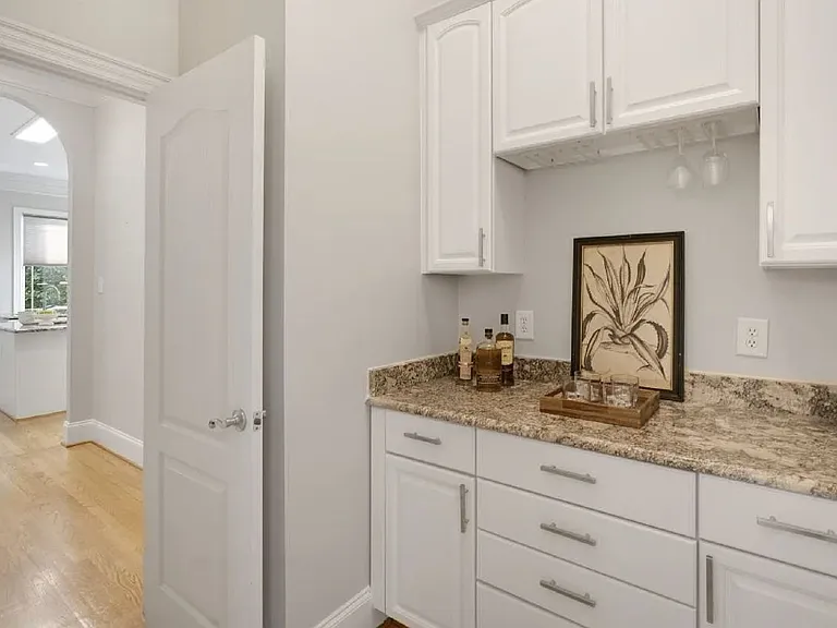 5909 Greenevers Dr — Photo 5