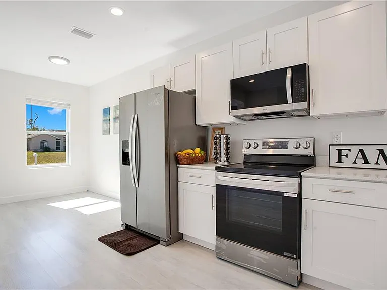 10452 Pendleton Ave — Photo 3