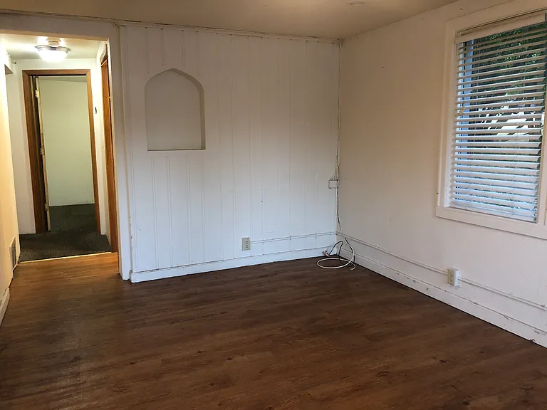 603 NE Campus St — Photo 6