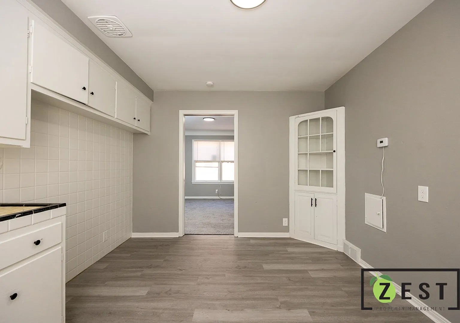 5235 Chatsworth — Photo 4
