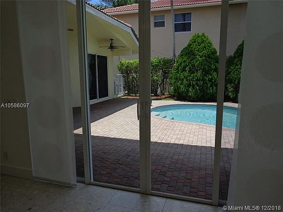 5th image of 986 Marina Dr