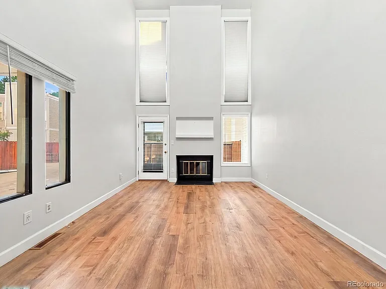 1050 S Monaco Street Pkwy — Photo 2