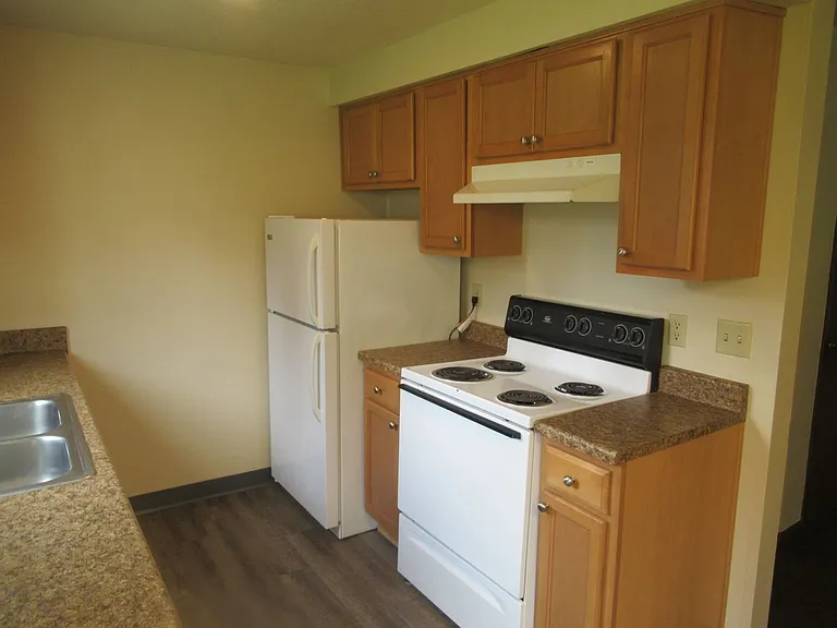 Downstairs Two Bedroom Apartment with Garage — Photo 17