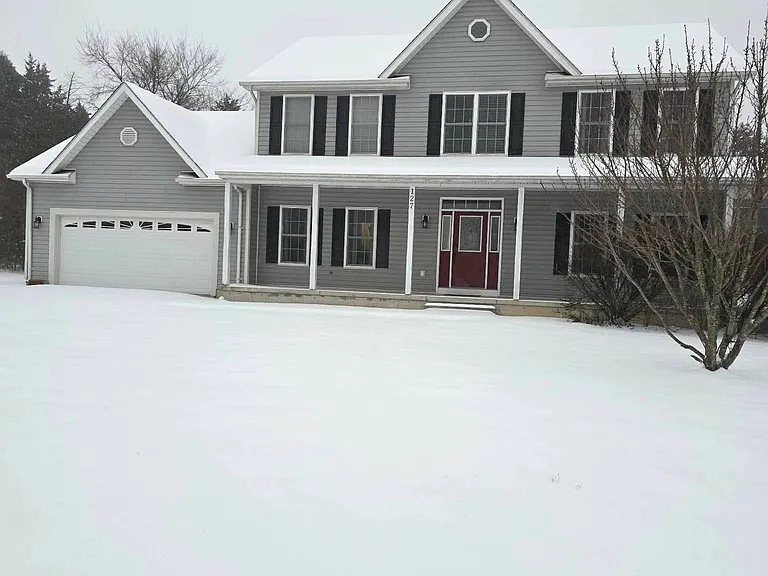 127 Donald Dr — Photo 2