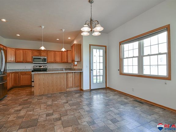 4th image of 7201 Silverthorn Dr