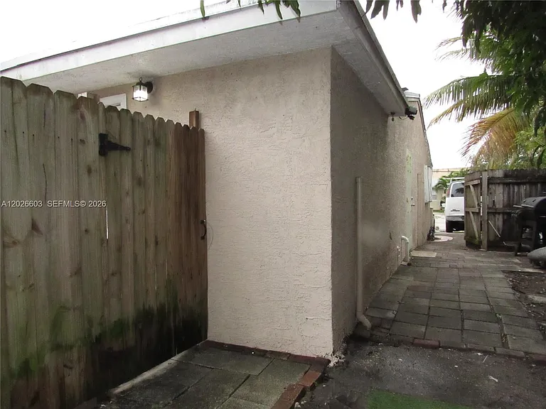 2230 SW 50th Ter #2 — Photo 11