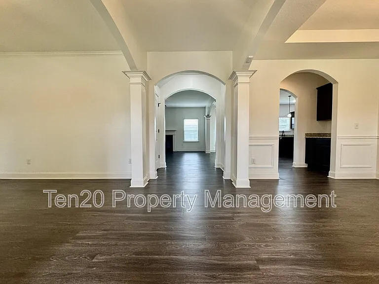 5037 Lexington Ln — Photo 2