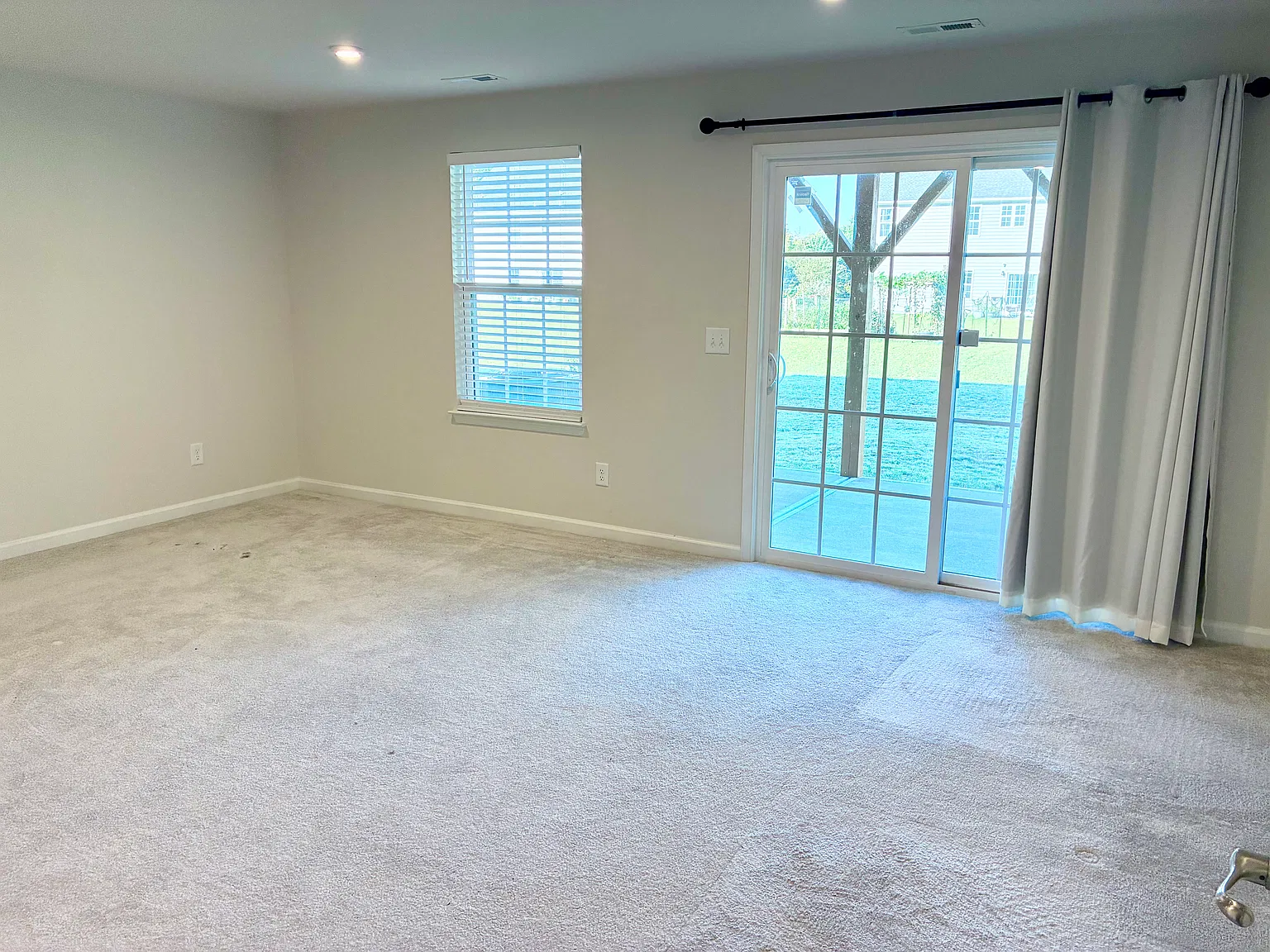 3 bed, 2.5 bath, 1960 sqft, $1,995 — Photo 4