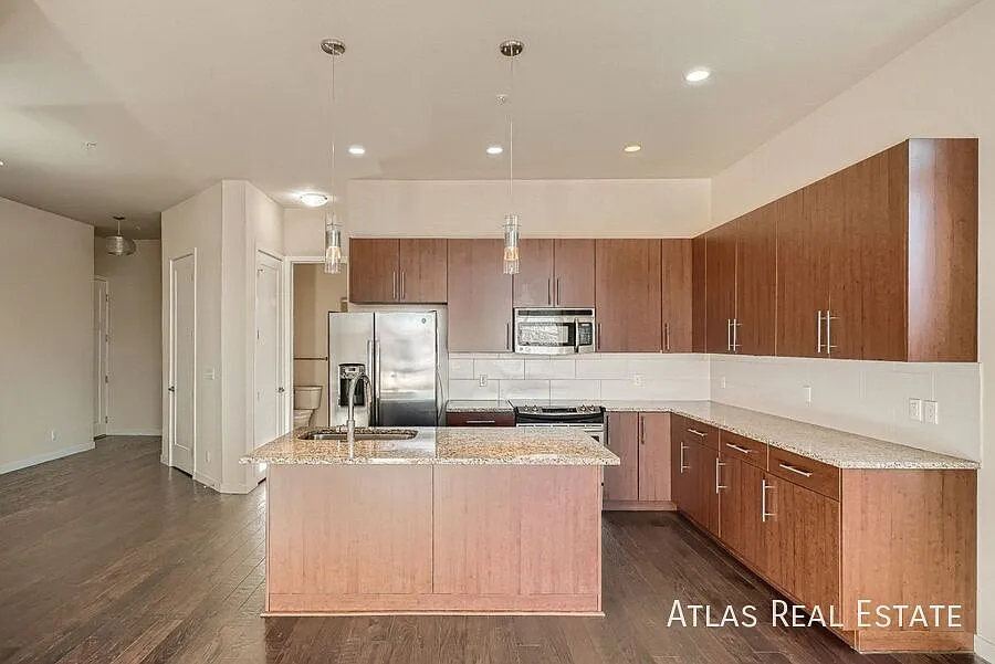 1 Month Free! Modern 2br Condo Near Washington Park With Covered Parking — Photo 2