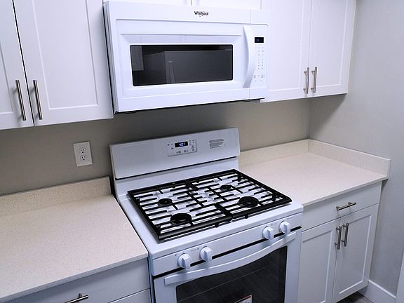 2nd image of 944 E Johnson St #B208