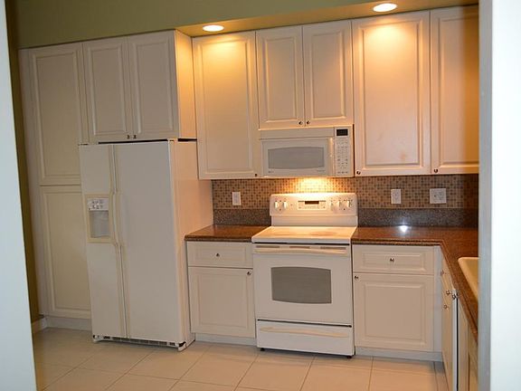 2nd image of 1 Harbour Isle Dr E Ph 04