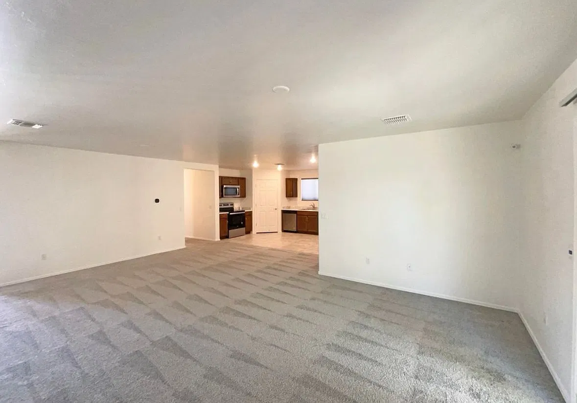 3 bed, 1465 sqft, $2,000 — Photo 3