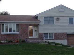 21 Agatha Dr, Plainview, NY 11803
