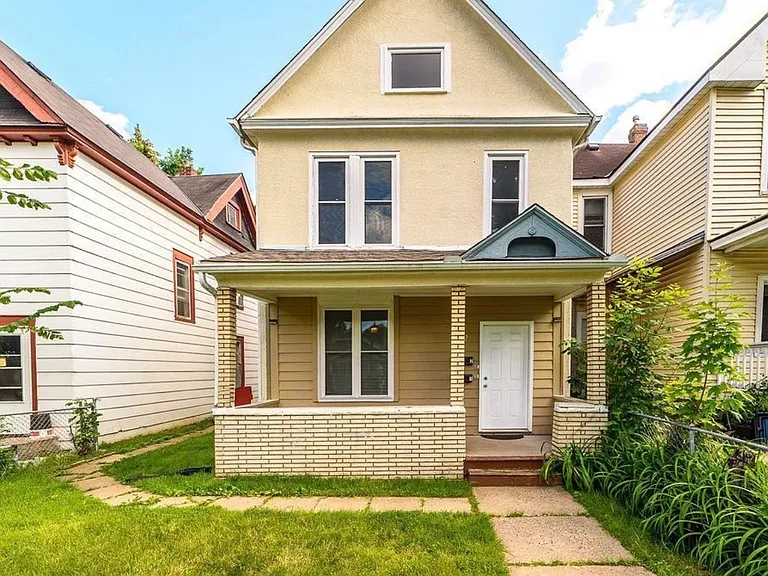 792 Edmund Ave W — Photo 2