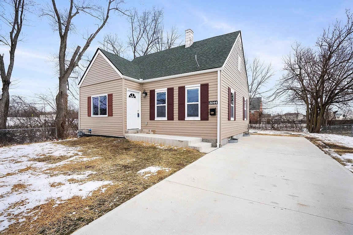 2044 Brentnell Ave photo 1