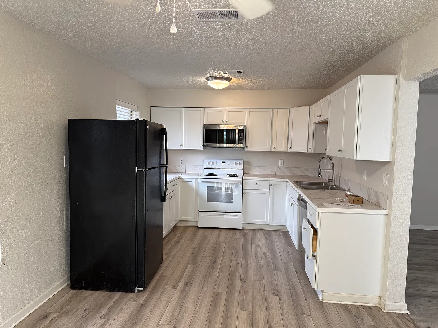 3 bed, 1863 sqft, $2,200 — Photo 2