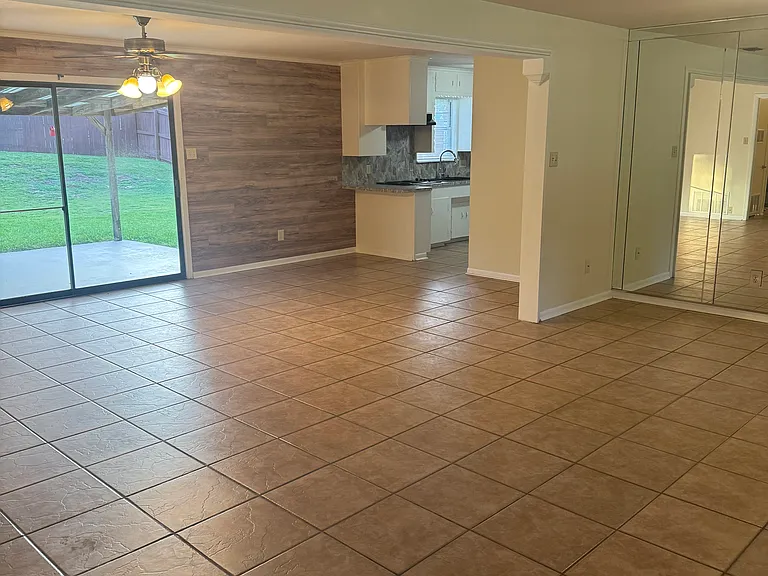 2121 Woodhaven Dr — Photo 12