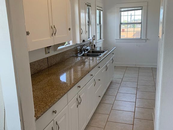 4th image of 617 W 15th St #1/2