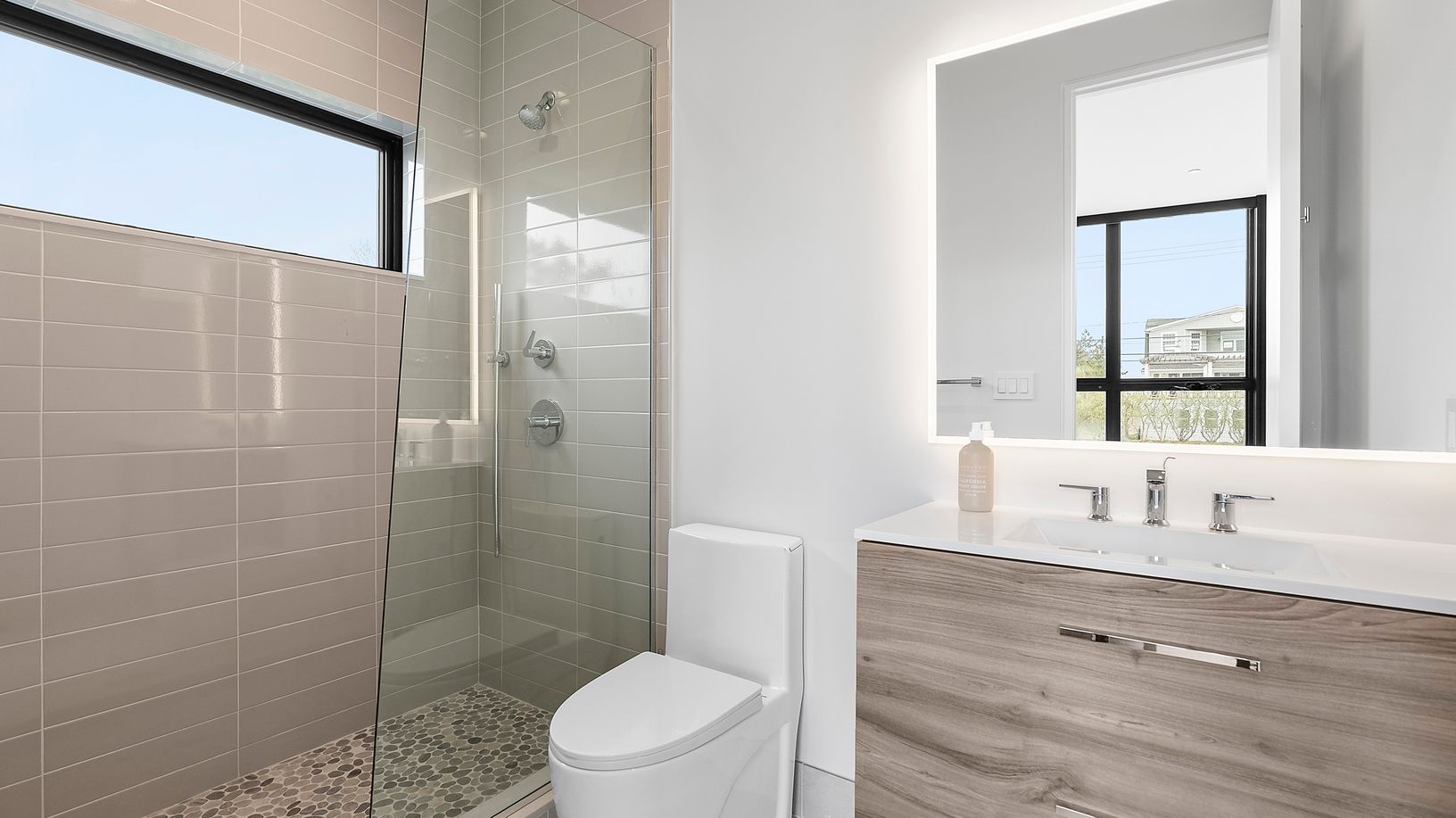  First floor en-suite bathroom