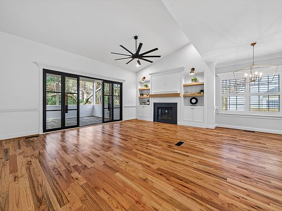 4th image of 104 Fair Spring Ct