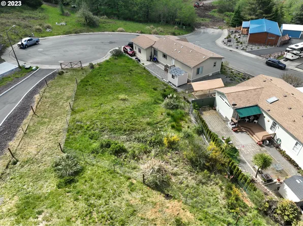 580 Meadow Ln, Brookings, OR 97415