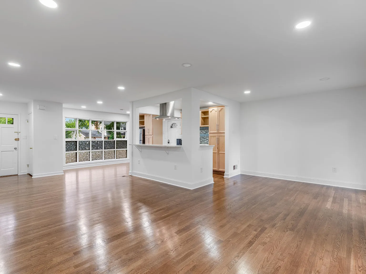 5 bed, 2806 sqft, $4,100 — Photo 2