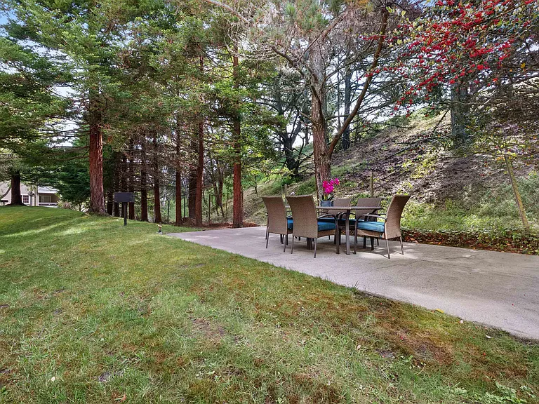 Serra Commons — Photo 8