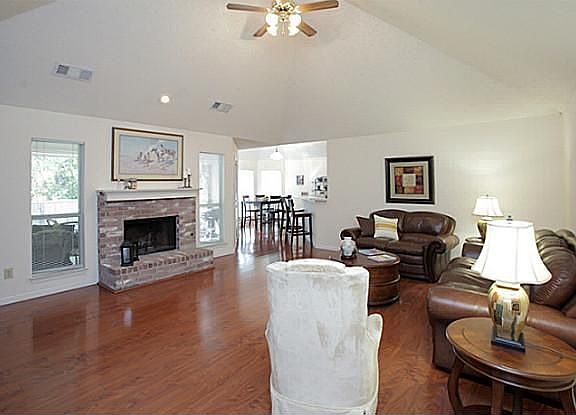 2nd image of 1522 Knob Hill Dr
