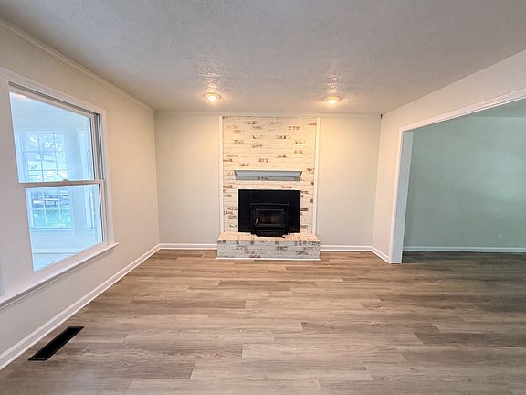 4th image of 141 East Dr