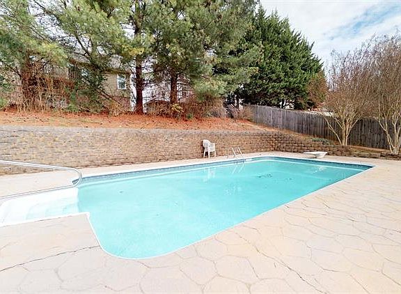 2nd image of 608 Summerdale Dr