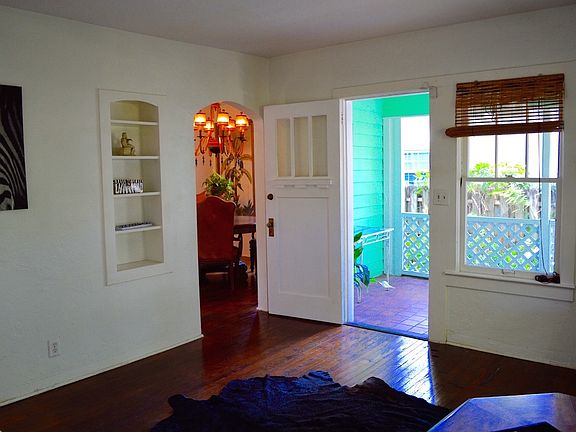 5th image of 409 NE 8th Ave