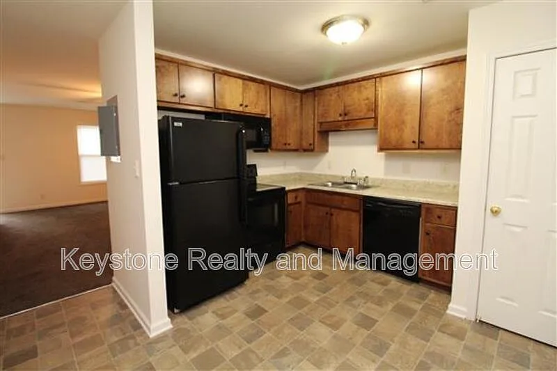 2 bed, 1.5 bath, 1050 sqft, $995 — Photo 2