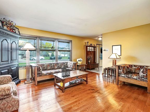 3rd image of 978 Almond Dr
