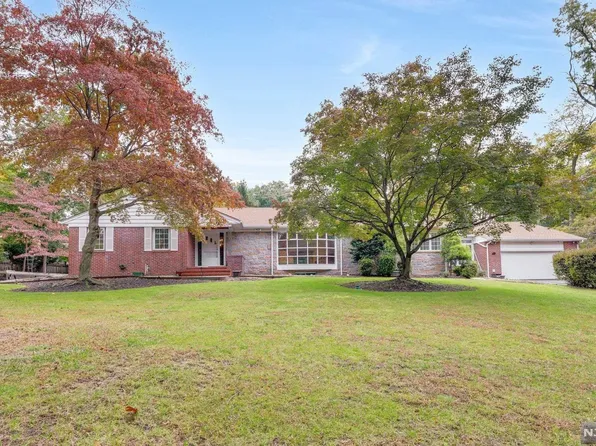 819 Wearimus Rd, Washington Township, NJ 07676