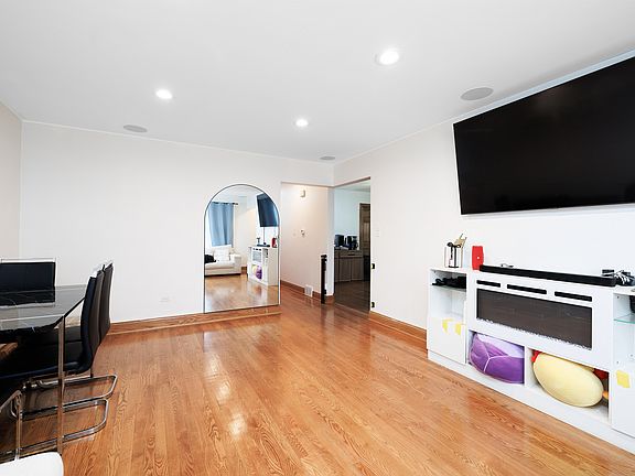 5th image of 3521 Sarah St