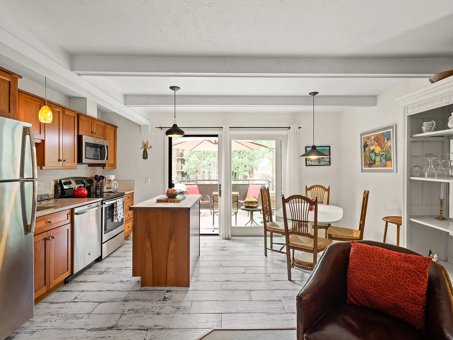 3 bed, 976 sqft, $12,000 — Photo 2