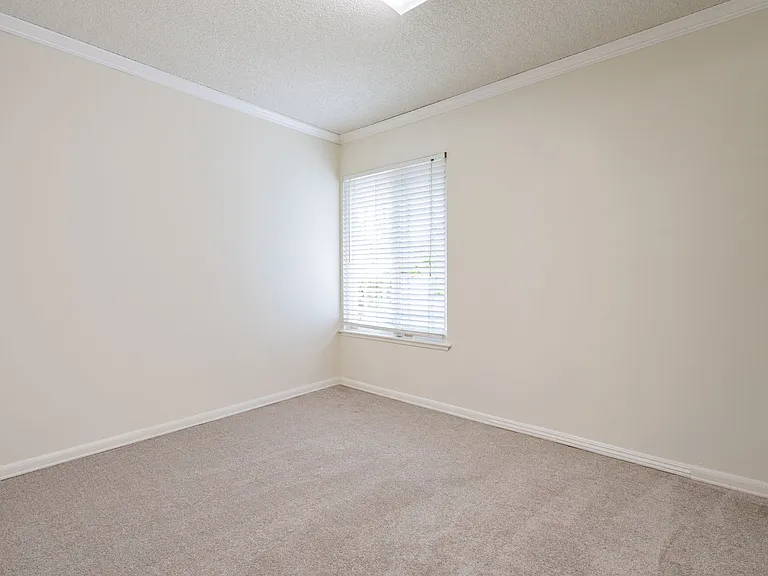 6894 N Auburn Cir — Photo 14