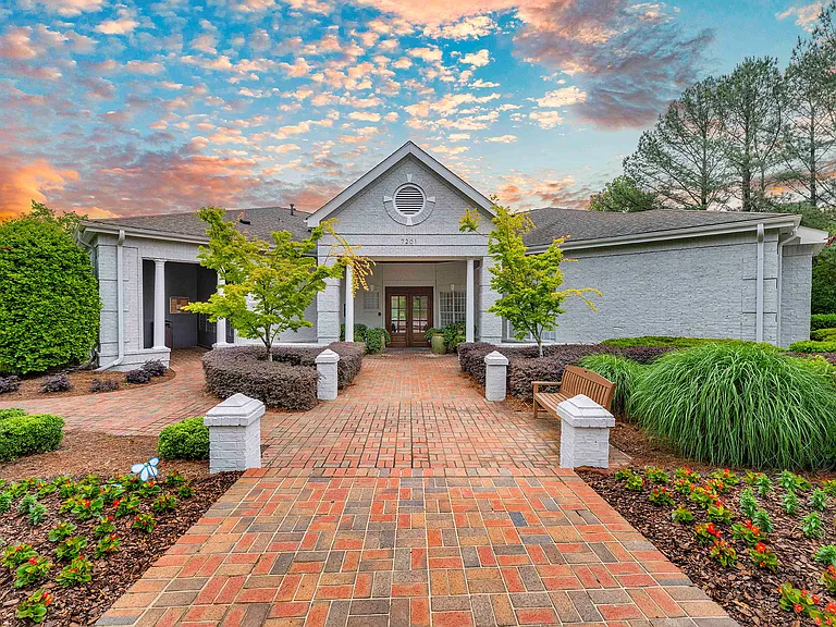 MAA Beverly Crest — Photo 8