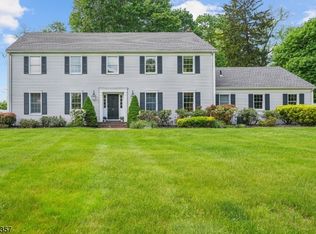 8 Harvey Dr, Bernardsville, NJ 07924