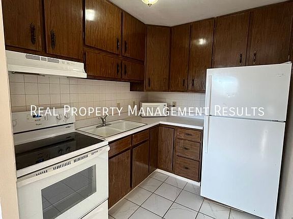 4th image of 624 Village Ln #D