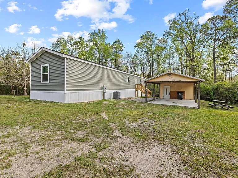 425 Beckys Creek Rd — Photo 1