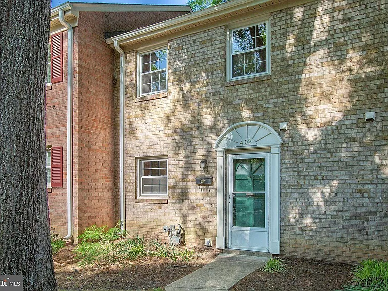 402 Greenbrier Ct #402 — Photo 1