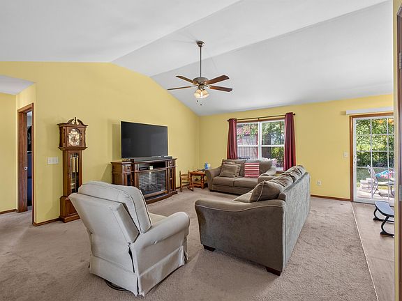 4th image of 709 S Hazelnut Avenue