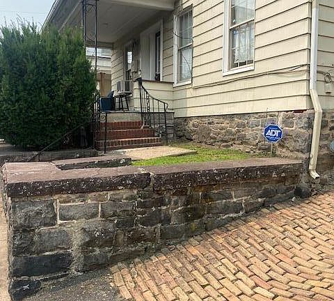 4th image of 276 N Main St