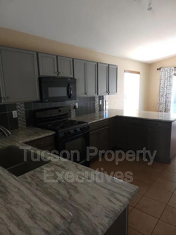 3 bed, 2.0 bath, 1297 sqft, $2,000 — Photo 4