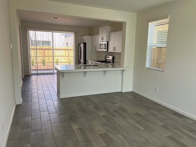 2046 N Hammel Ln — Photo 3