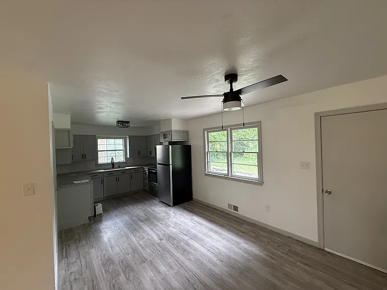 136 N Crownpoint Dr — Photo 3