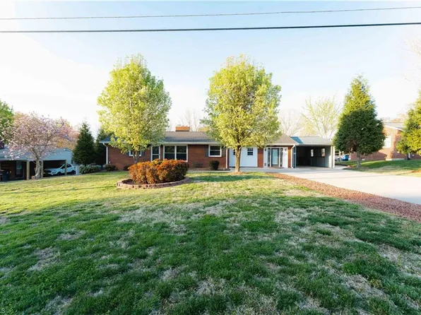 911 Rock Spring Dr, Winston Salem, NC 27105