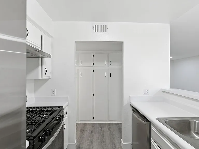 2030 Ivar Avenue — Photo 9